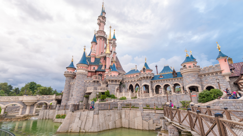 Parents rushing to swipe up incredible Disneyland Paris offer with 43% off